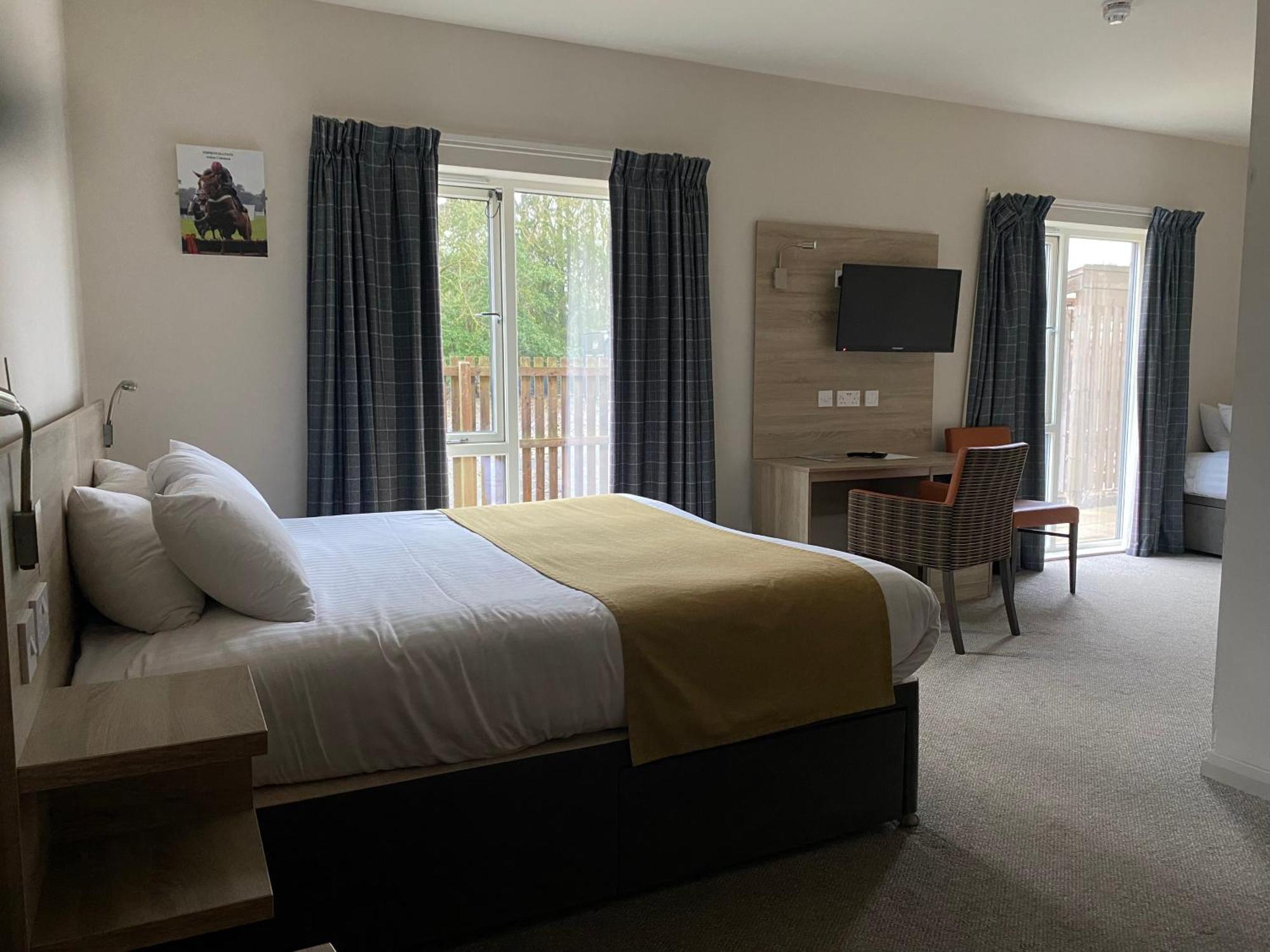 The Lodge At Perth Racecourse Экстерьер фото