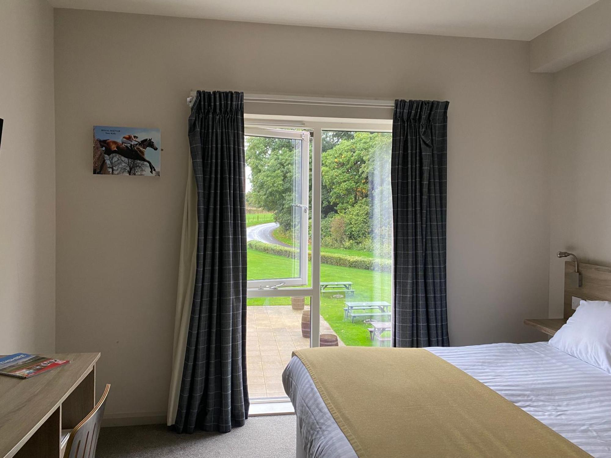 The Lodge At Perth Racecourse Экстерьер фото