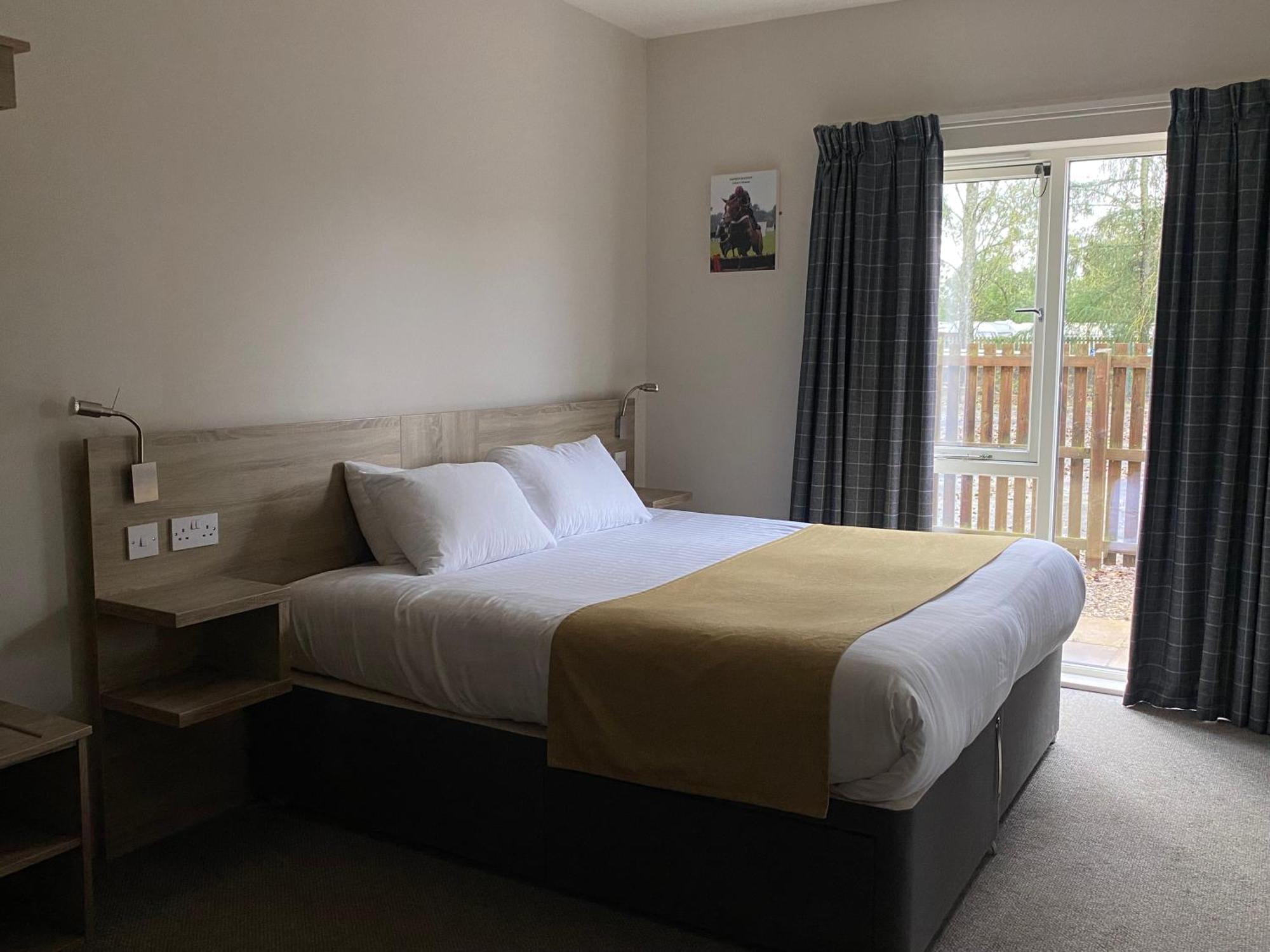 The Lodge At Perth Racecourse Экстерьер фото