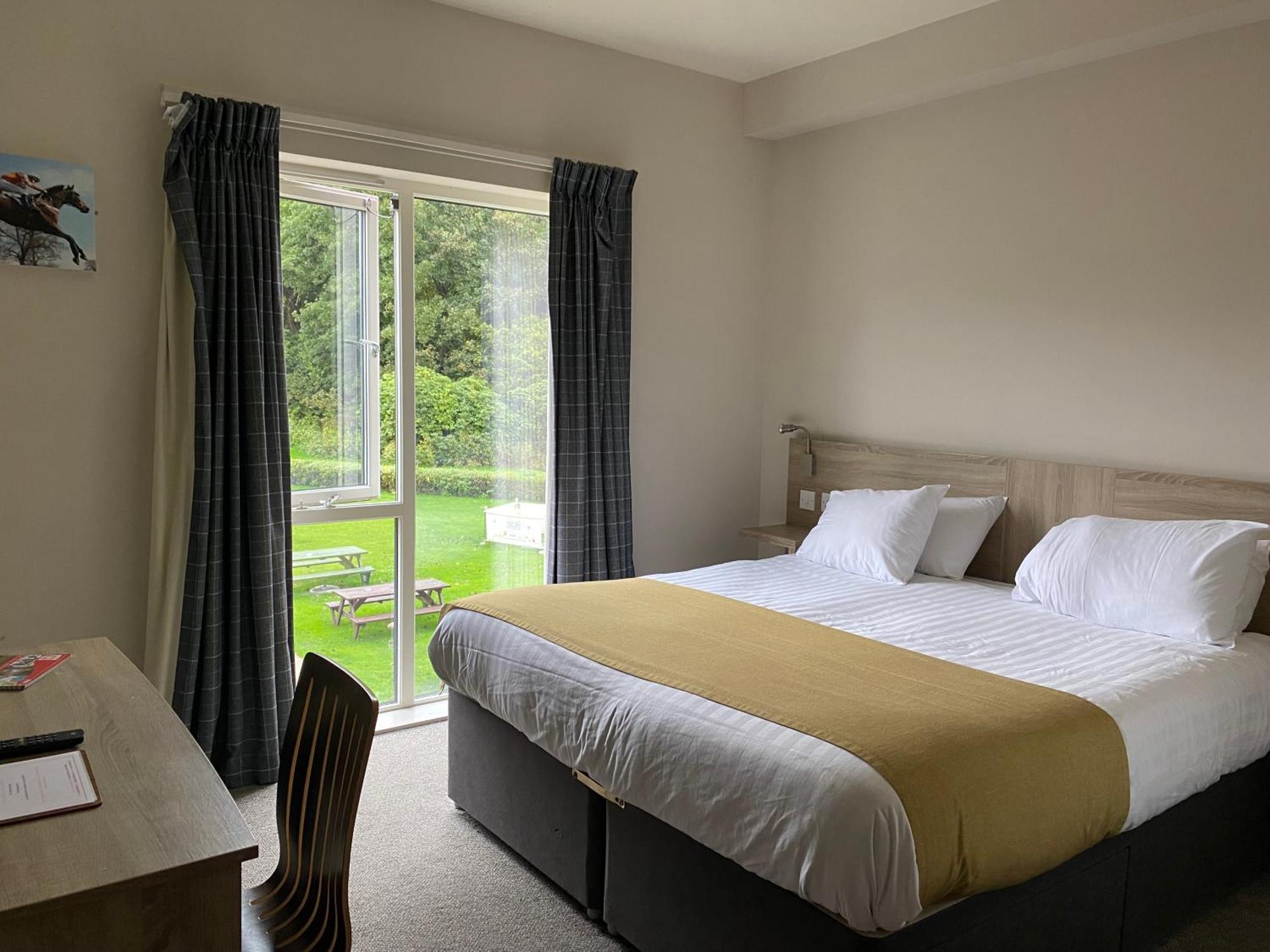 The Lodge At Perth Racecourse Экстерьер фото