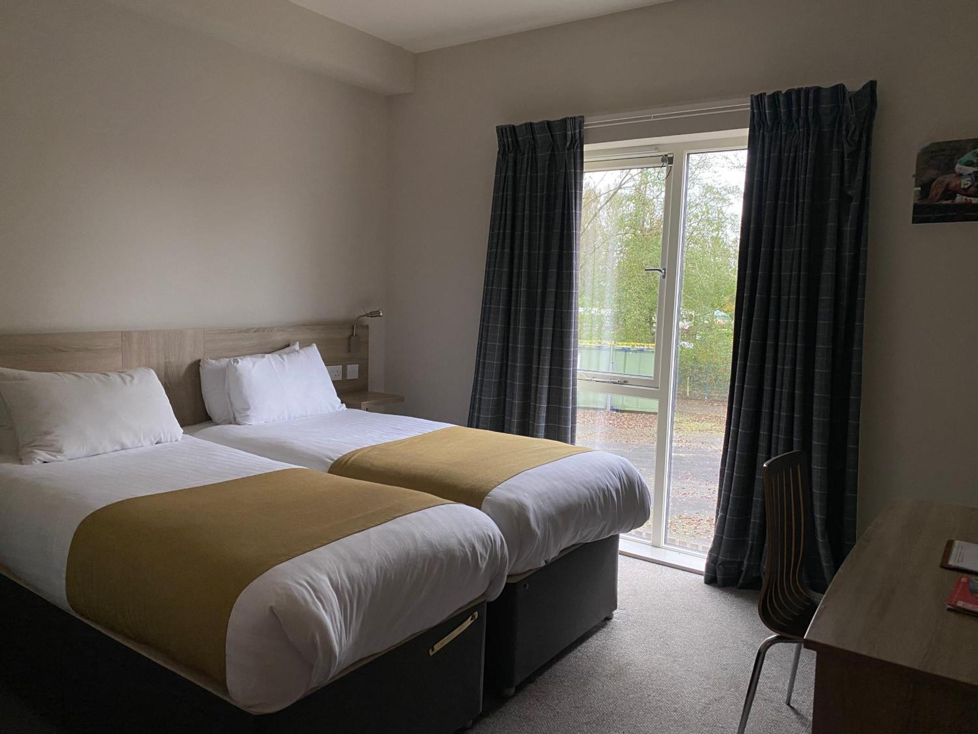 The Lodge At Perth Racecourse Экстерьер фото