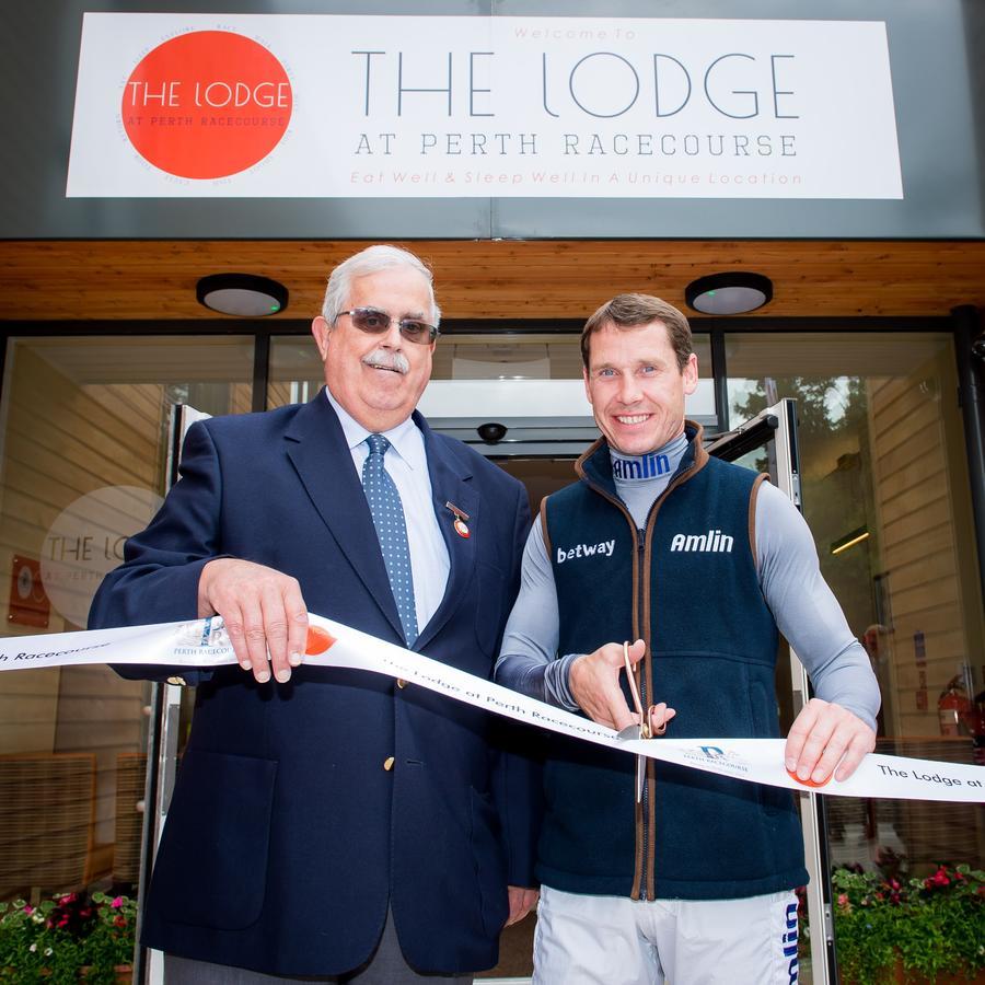 The Lodge At Perth Racecourse Экстерьер фото