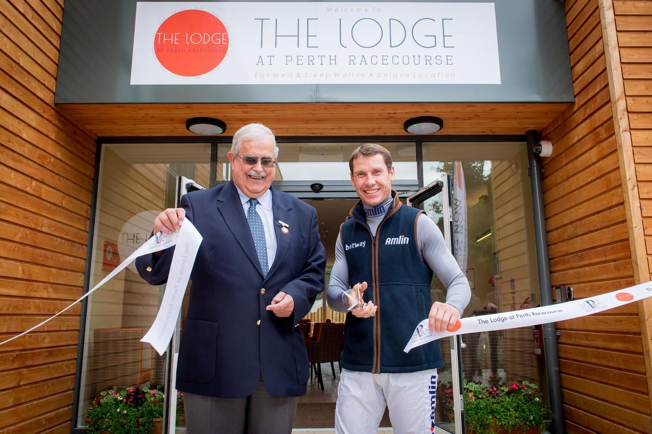 The Lodge At Perth Racecourse Экстерьер фото