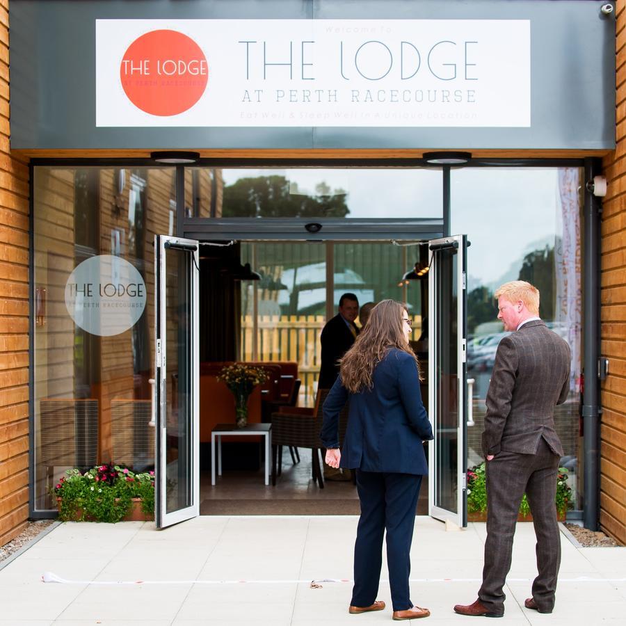 The Lodge At Perth Racecourse Экстерьер фото