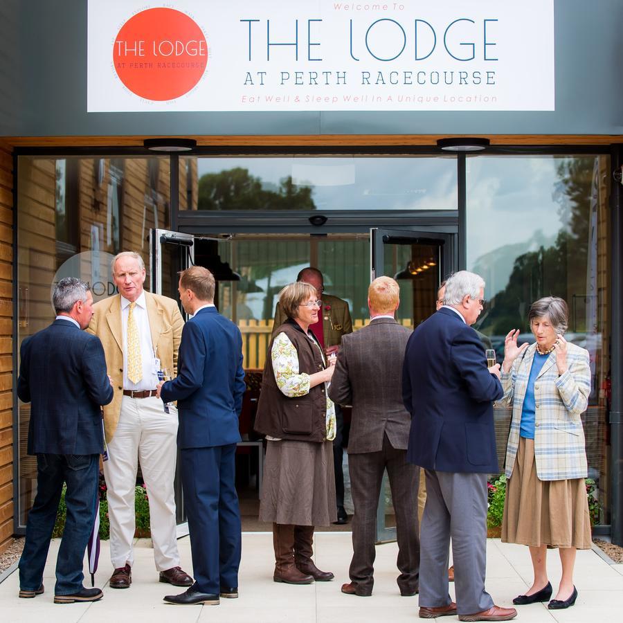 The Lodge At Perth Racecourse Экстерьер фото